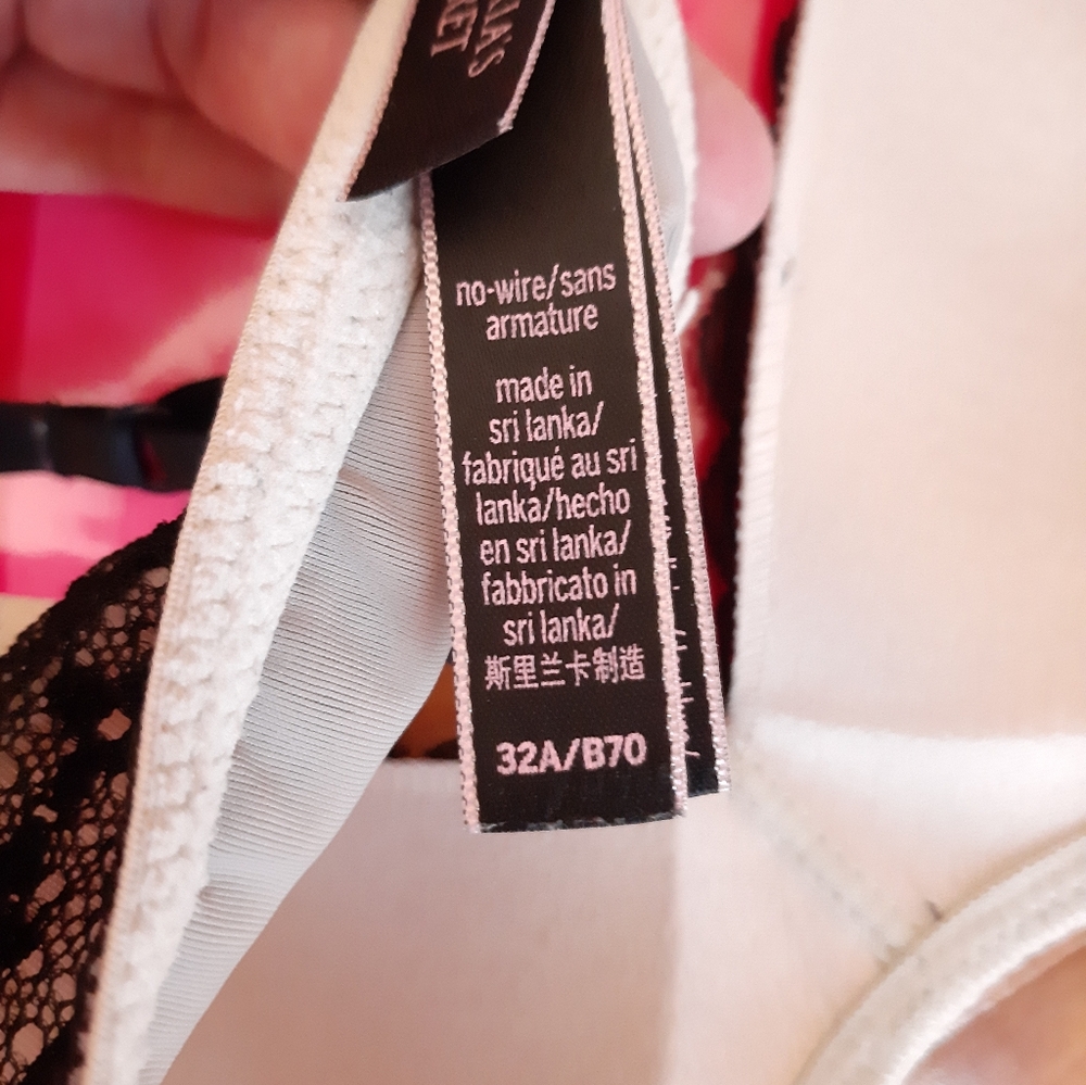 Victoria's Secret No Wire Bra size 32A - Picture 8 of 9